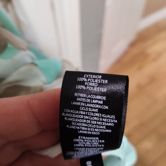 Laura Petite size 4P sleeveless zipper back dress. Floral pattern - Picture 7 of 7